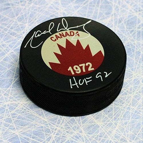 Marcel Dionne tim Kanade potpisao je hokejaški pak iz 1972. godine sa HOF NHL pakovima sa napomenom
